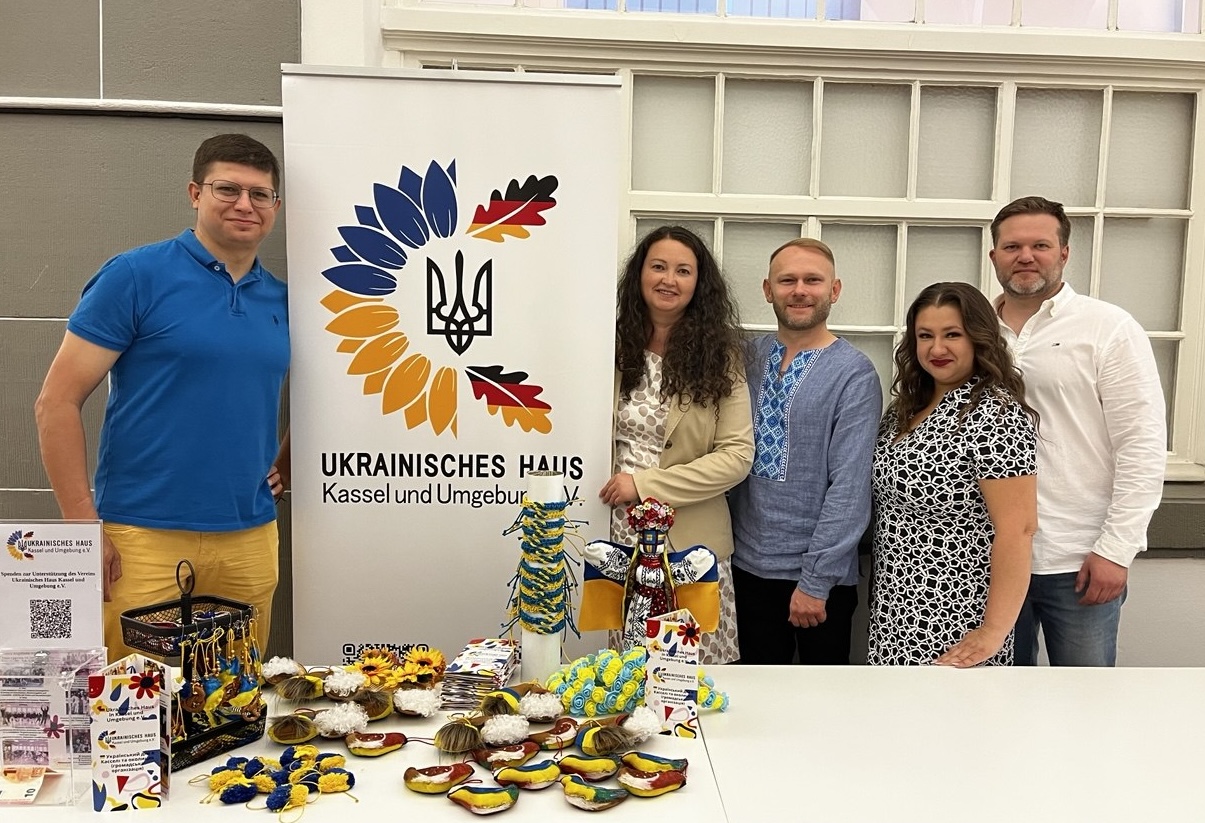 Der Vorstand des Ukrainischen Hauses Kassel an einem Informationsstand mit Handarbeiten